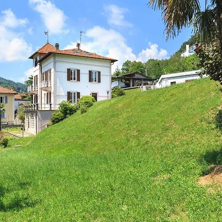 Villa In Oleandra With Privet Garden & Pool Dizzasco