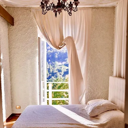 In Oleandra With Privet Garden & Pool Villa Dizzasco